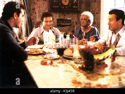 GOODFELLAS [US 1993] [L-R] Ray Liotta come Henry Hill, Joe Pesci come Tommy DeVito, [? Eventualmente] CATHERINE SCORSESE come accreditato come Tommy è madre, ROBERT DENIRO come Jimmy Conway Foto Stock