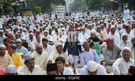 Kolkata, India. 02Sep, 2017. Devoti musulmani offrono la preghiera in occasione della Eid-Al-Adha. Credito: Sanjay Purkait/Pacific Press/Alamy Live News Foto Stock