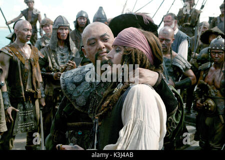 Nella foto L-R: Il pirata cinese Sao Feng (Chow Yun-Fat) e il capitano Jack Sparrow (Johnny Depp), in una scena di PIRATI DEI CARAIBI: ALLA FINE DEL MONDO, diretta da Gore Verbinski e prodotta da Jerry Bruckheimer, da una sceneggiatura scritta da Ted Elliott e Terry Rossio. PIRATI DEI CARAIBI: ALLA FINE DEL MONDO [US 2007] alias PIRATI DEI CARAIBI 3CHOW YUN-FAT come il pirata cinese Sao Feng JOHNNY DEPP come il capitano Jack Sparrow nella foto L-R: Il pirata cinese Sao Feng (Chow Yun-Fat) e il capitano Jack Sparrow (Johnny Depp), in una scena di PIRATI DEI CARAIBI: ALLA FINE DEL MONDO, diretto b Foto Stock