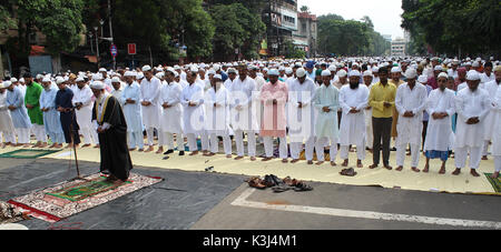 Kolkata, India. 02Sep, 2017. Devoti musulmani offrono la preghiera in occasione della Eid-Al-Adha. Credito: Sanjay Purkait/Pacific Press/Alamy Live News Foto Stock