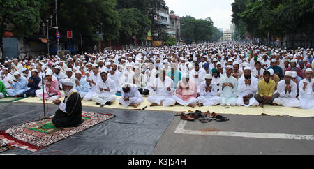 Kolkata, India. 02Sep, 2017. Devoti musulmani offrono la preghiera in occasione della Eid-Al-Adha. Credito: Sanjay Purkait/Pacific Press/Alamy Live News Foto Stock