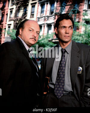 Azzurro di NYPD 7/31/95 Dennis Franz come det. Andy Sipowicz, Jimmy Smits come det. Bobby Simone Foto Stock