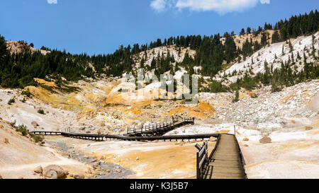 Il Boardwalk oltre Bumpass Hell, Parco nazionale vulcanico di Lassen. Bumpass Hell è la più grande area idrotermale nel parco e la principale area di risalita del Foto Stock