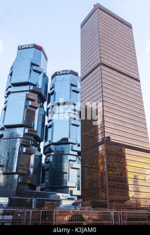 Hong Kong - Luglio 11, 2017: Lippo Centro torri e Bank Negara Indonesia grattacieli Foto Stock