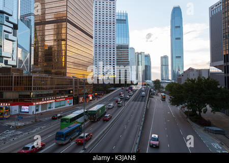 Hong Kong - Luglio 11, 2017: Street View di Hong Kong city centre. Connaught Rd prospettiva centrale con ifc mall Foto Stock