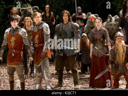 Le cronache di Narnia: Il principe Caspian [BR / US 2008] È 1.300 anni più tardi e il principe Caspian (Ben Barnes, centro) deve invitare Edmund (Skandar Keynes, estrema sinistra), Peter (William Moseley, a sinistra), e Susan (Anna Popplewell, vicino a destra) come pure il Red Dwarf Trumpkin (Peter Dinklage, estrema destra) per aiutare a combattere i pirati-come Telmarines e recuperare il regno di Narnia le cronache di Narnia: Il principe Caspian data: 2008 Foto Stock