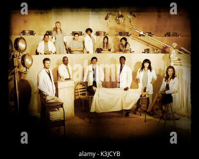 GRAY'S ANATOMY [US 2005 - ] (bancata posteriore) Justin Chambers come Alex Karev, Katherine Heigl come Isobel 'Izzie' Stevens, T.R. Knight come George O'Malley, Chandra Wilson come Miranda Bailey, Ellen Pompeo come Meredith grigio, Sandra Oh come Cristina Yang (prima fila) Eric Dane come Mark Sloan, James Pickens, Jr. come Richard Webber, Patrick Dempsey come Derek Pastore, Isaia Washington come Preston Burke, Sara Ramirez come la Dottoressa Callie Torres e Kate Walsh Addison come pastore. GRAY'S ANATOMY Foto Stock