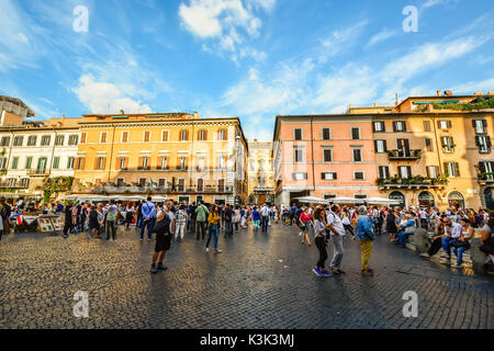 Più tardi nel pomeriggio in Piazza Navona come la luce del sole che splende fuori da una finestra e la gente del posto e i turisti si divertono Foto Stock