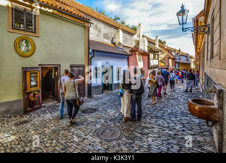 Golden Lane e le piccole case colorate e negozi di souvenir con le mura del Castello di Praga in complesso la Czech Rebublic Foto Stock