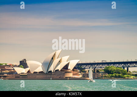 Sydney, Australia - 9 Novembre 2015: Sydney Harbour skyline con il Teatro dell'Opera su un giorno. Vista dal traghetto Foto Stock