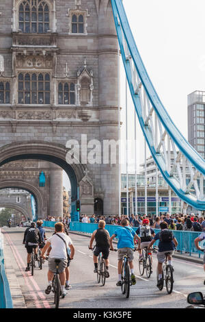 Inghilterra, Londra, gruppo di giovani ciclisti attraversando il Tower Bridge Foto Stock