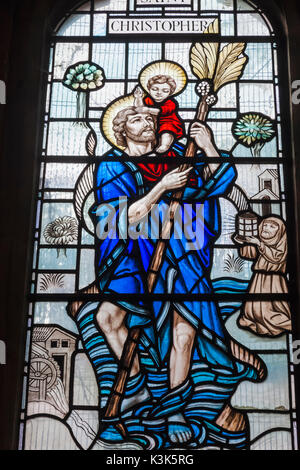 Inghilterra, Londra, Wapping, San Pietro docks londinesi chiesa cattolica, Vetrata raffigurante San Cristoforo il santo patrono di viaggiatori Foto Stock