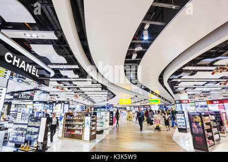 Inghilterra, Londra Heathrow Airport Duty Free Shopping Arcade Foto Stock