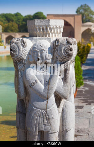 Iran, Central Iran, Esfahan, Museo di Arti Decorative, cortile statua Foto Stock