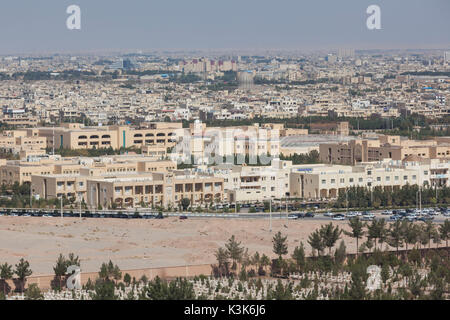 Iran, Central Iran, Yazd, elevati vista città dalle torri zoroastriana di silenzio complesso di sepoltura Foto Stock