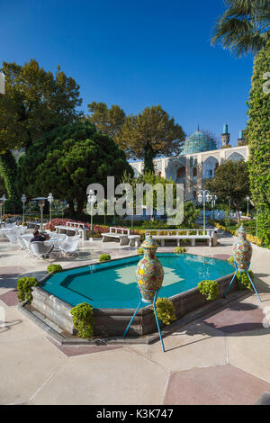 Iran, Central Iran, Esfahan, Abbasi Hotel, cortile Foto Stock