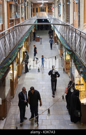 Iran, Central Iran, Esfahan, bazar-e Bozorg, mercato interno Foto Stock