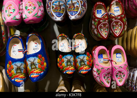 Paesi Bassi, Amsterdam, souvenir olandesi scarpe di legno Foto Stock