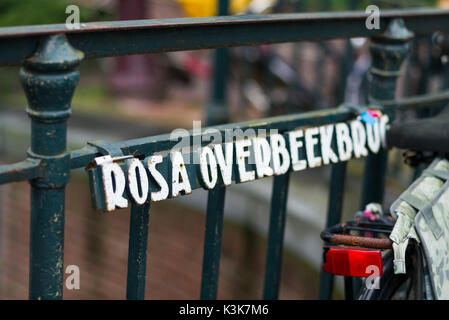 Paesi Bassi, Amsterdam, il quartiere Jordaan, segno per il Rosa Overbeekbrug bridge Foto Stock