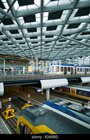 Paesi Bassi, The Hague, Den Haag Centraal stazione ferroviaria, interno Foto Stock