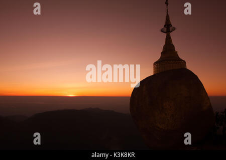 Kyaiktiyo Pagoda, noti anche come Golden Rock più venerata e considerata sacra per il popolo birmano Foto Stock