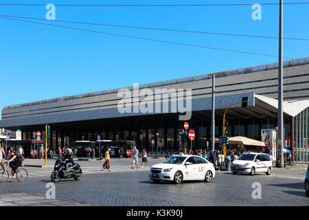 Italia Roma Piazza dei Cinquecento la stazione centrale di Roma Termini Foto Stock