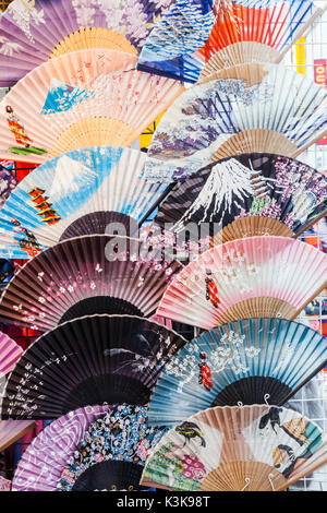 Giappone, Hoshu, Tokyo Asakusa, nella via commerciale Nakamise, Souvenir Shop Visualizzazione delle ventole Foto Stock