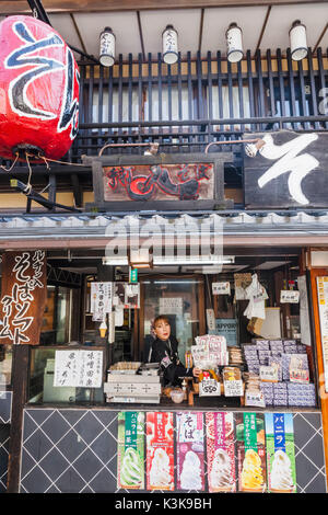 Giappone, Hoshu, Tokyo, Katsushika Shibamata, tradizionale a base di noodle Shop facciata Foto Stock