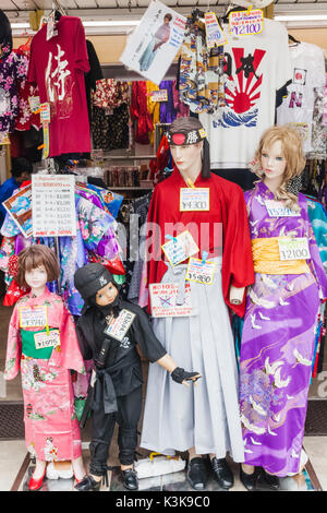 Giappone, Hoshu, Tokyo Asakusa, nella via commerciale Nakamise, Souvenir Shop Visualizzazione di Abbigliamento giapponese Foto Stock