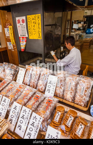 Giappone, Hoshu, Tokyo, Katsushika Shibamata, riso tradizionale Cracker Store Foto Stock