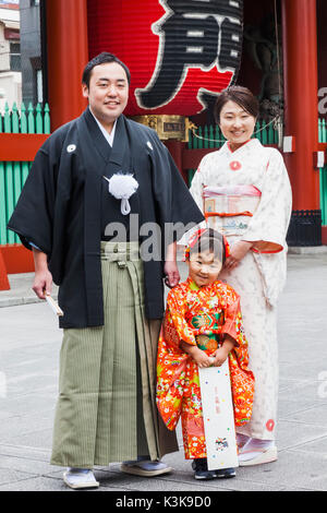 Giappone, Hoshu, Tokyo Asakusa, Tempio di Asakusa Kannon aka Sensoji, Kaminarimon Gate, Famiglia in kimono tradizionali per Shichi-go-san (7, 5, 3) Festival Foto Stock