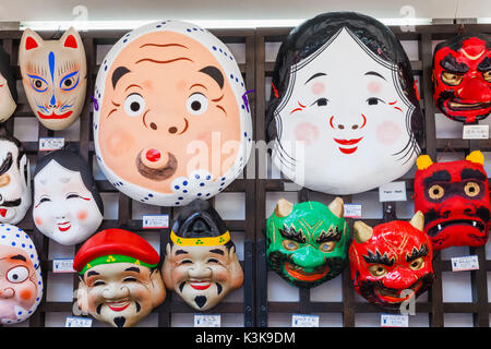 Giappone, Hoshu, Tokyo Asakusa, nella via commerciale Nakamise, maschera di Souvenir Shop Display Foto Stock