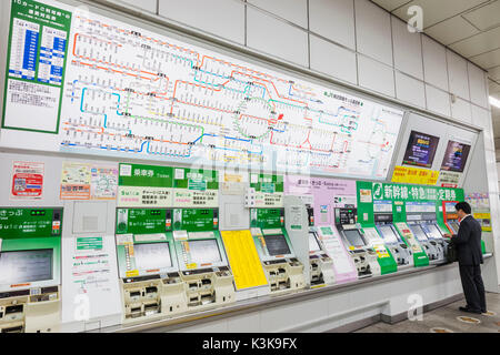 Giappone, Hoshu, Tokyo, Akihabara Station, distributori automatici di biglietti della ferrovia Foto Stock
