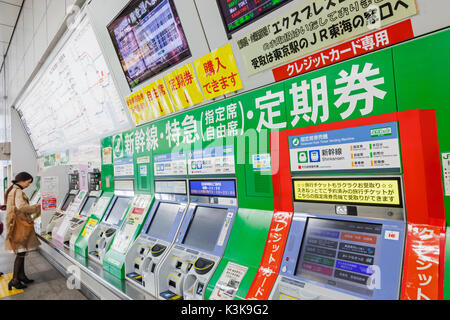 Giappone, Hoshu, Tokyo, Akihabara Station, distributori automatici di biglietti della ferrovia Foto Stock