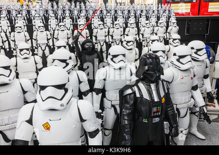 Giappone, Hoshu, Tokyo, Akihabara, Yodobashi-Akiba Store, Display del gigante dei personaggi di Star Wars Giocattoli Foto Stock
