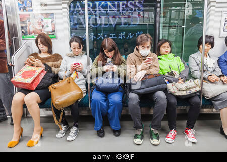 Giappone, Hoshu, Tokyo, Yamanote treno Linea, passeggeri Foto Stock