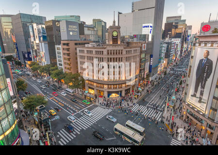 Giappone Tokyo City, area di Ginza, e Harumi Chuo viali attraversando,Wako Bldg. Foto Stock