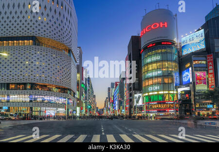Giappone Tokyo City, area di Ginza, Vista notte, Chuo Avenue Foto Stock