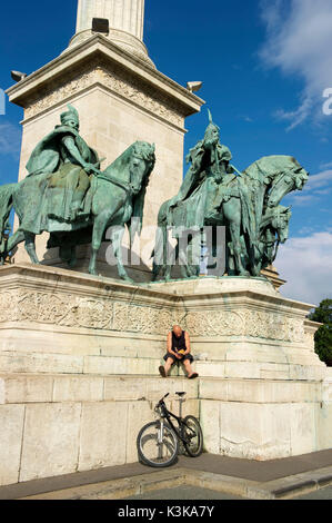 Ungheria, Budapest, Piazza degli Eroi (Hosok tere), classificato come patrimonio mondiale dall UNESCO, il Monumento Millenario, la statua equestre del re Arpad circondato dai suoi compagni di lotta Foto Stock