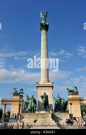 Ungheria, Budapest, Piazza degli Eroi (Hosok tere), classificato come patrimonio mondiale dall UNESCO, il Monumento Millenario, la statua equestre del re Arpad circondato dai suoi compagni di lotta e la colonna di 36 metri di altezza con l arcangelo Gabriele Foto Stock