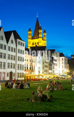 Germania, Nord Reno-Westfalia, Colonia (Köln), la città vecchia, Fischmarkt e la chiesa Gross St. Martin Foto Stock