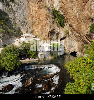 La Bosnia ed Erzegovina, vicino a Mostar, Blagaj, Dervish monastero costruito nel XVI secolo a destra al fiume Buna fonte Foto Stock