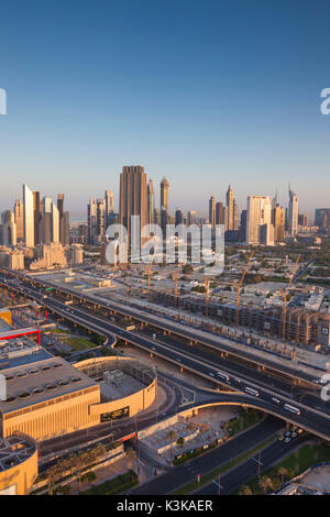 I UAE Dubai, Centro di Dubai, vista in elevazione dei grattacieli su Sheikh Zayed Road da downtown, alba Foto Stock