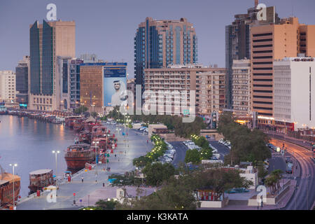 I UAE Dubai, Deira, vista in elevazione del Dubai Creek, alba Foto Stock
