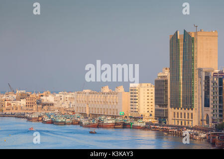 I UAE Dubai, Deira, vista in elevazione del Dubai Creek, alba Foto Stock