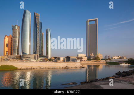 I UAE Abu Dhabi, skyline, Etihad torri e Torre ADNOC Foto Stock