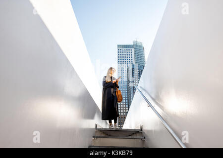 La donna nella città di Rotterdam Foto Stock