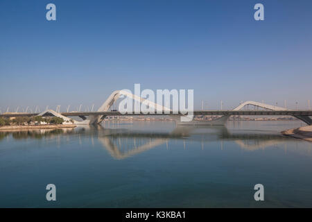 Emirati Arabi, Abu Dhabi Sheikh Zayed Bridge, progettato da Zaha Hadid Foto Stock