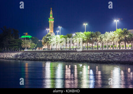 I UAE Abu Dhabi, Marina Village moschea, alba Foto Stock