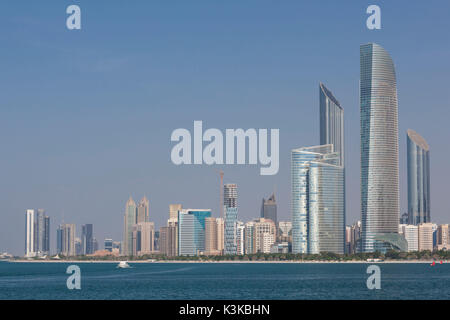 Emirati Arabi, Abu Dhabi skyline della città lungo la Corniche Foto Stock